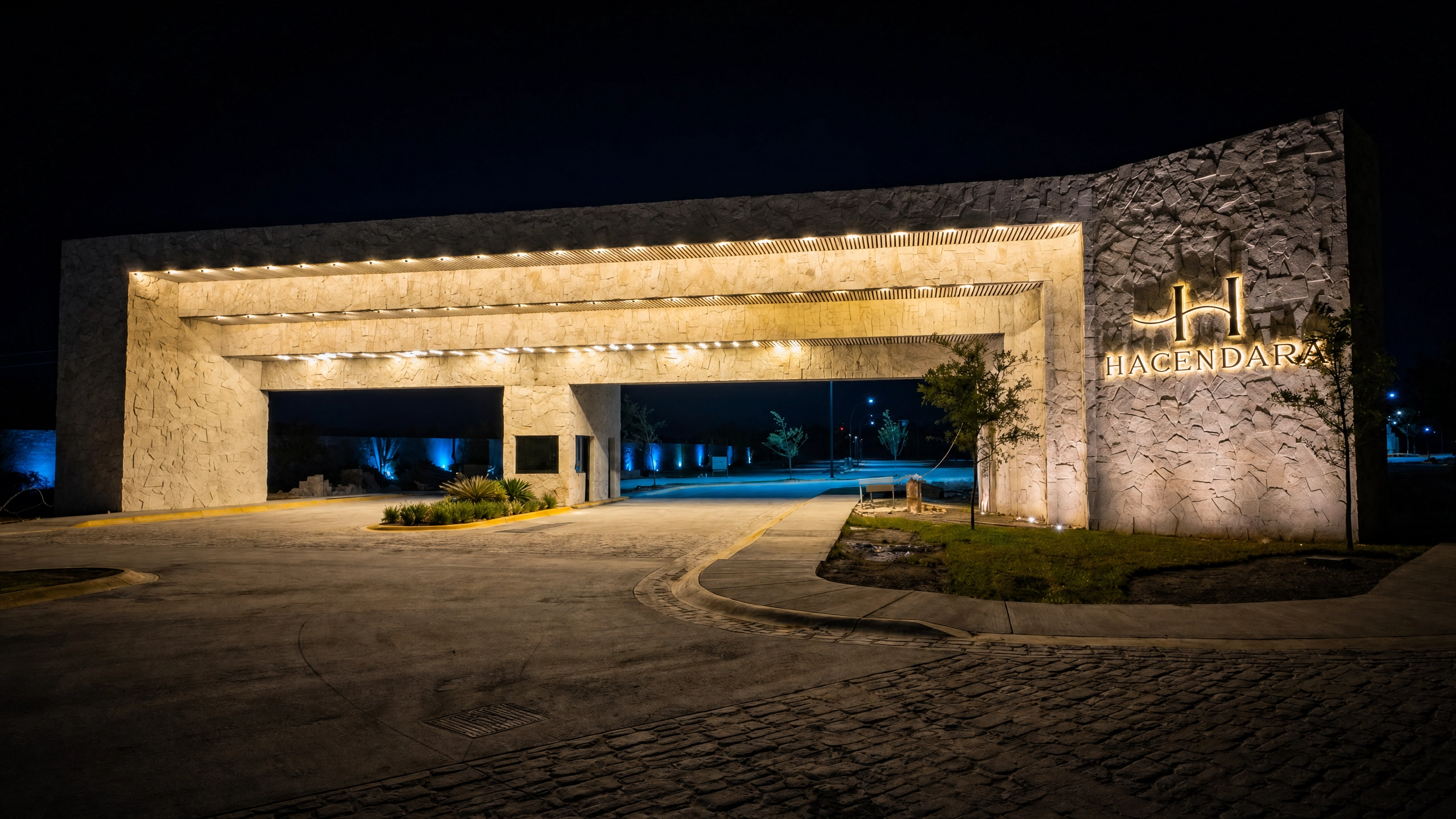 Pórtico iluminado de noche