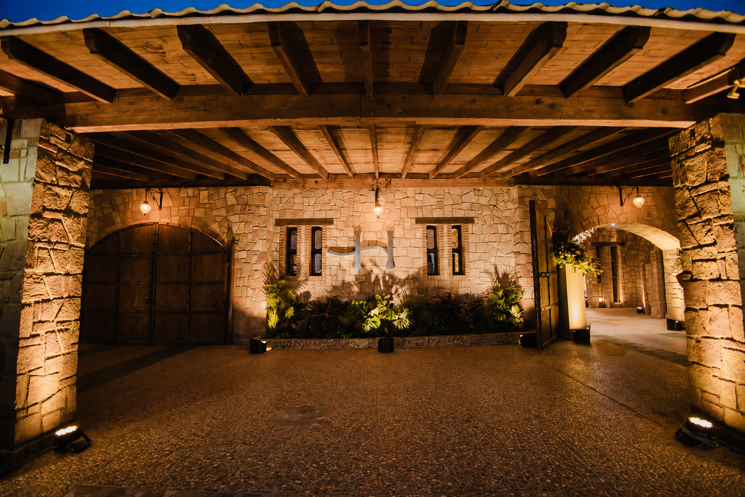 Casa Club Hacendara — fachada principal nocturna